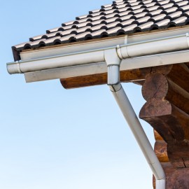 Instalación de un canalón en el tejado de casa